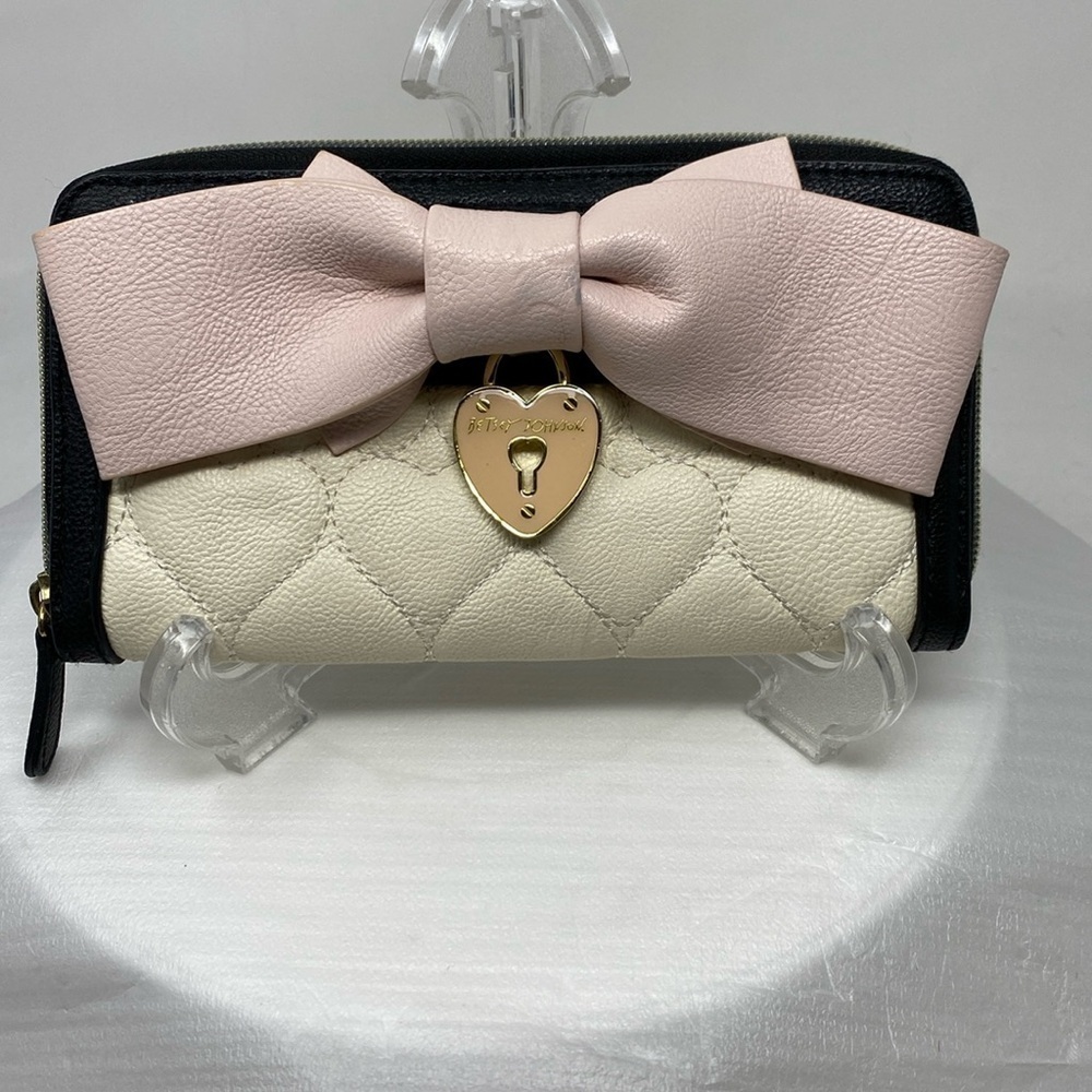 Betsey Johnson Black and White zip around full zip wallet with pink bow EUC - Picture 1 of 13